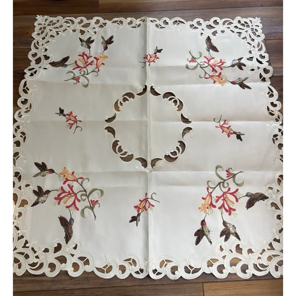 Doily Boutique Tablecloth Table Topper With Hummingbirds 33